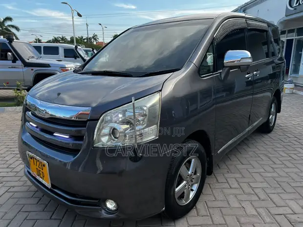 Toyota Noah 2.0 143hp AWD (7 Sehemu) 2007 Kijivu - 1