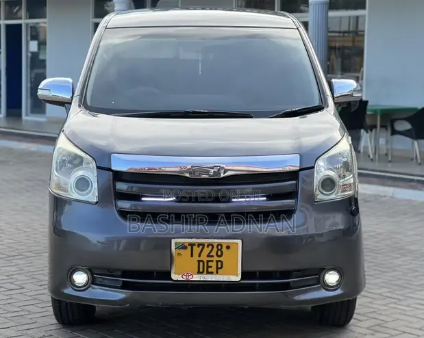 Toyota Noah 2.0 143hp FWD (7 Seater) 2007 Gray - 1