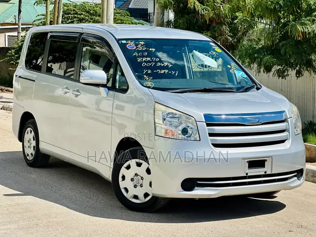 Toyota Noah 2009 Silver - 1