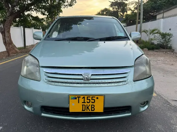 Toyota Raum 2005 Nyeupe - 1