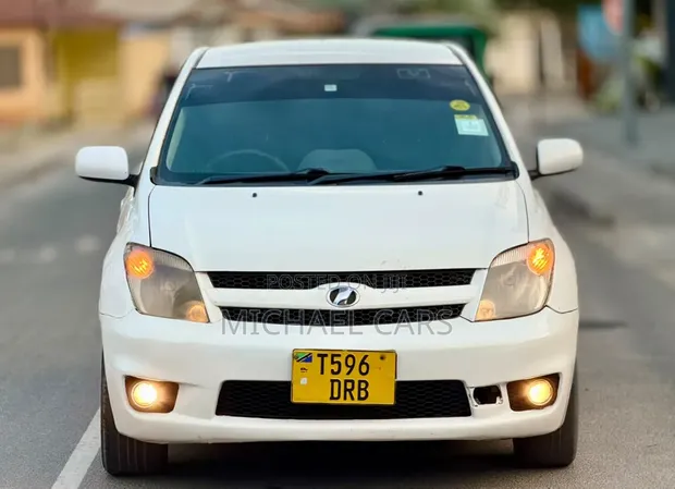 Toyota IST 2005 Nyeupe - 1