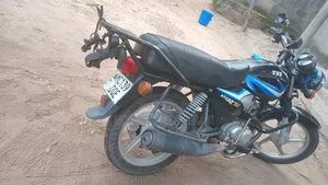 TVS HLX 125 2025 Nyeusi