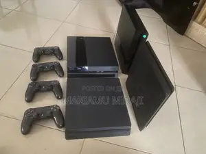 Playstation 4 - I tumika