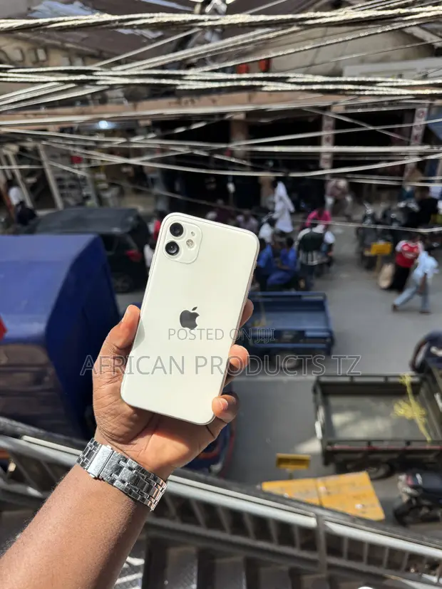 Apple iPhone 11 64GB Nyeupe - 1