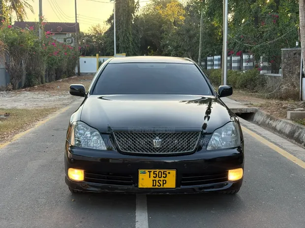 Toyota Crown 2004 Nyeusi - 1