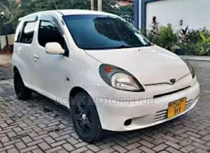 Toyota Fun Cargo 2004 - Nyeupe