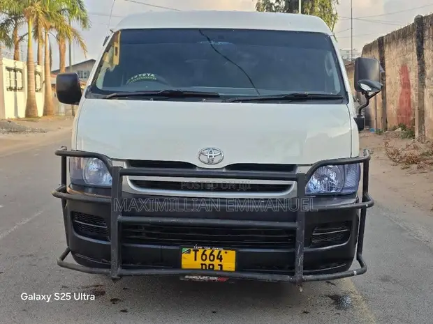 Toyota Grand HiAce 2002 White - 1