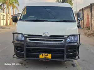 Toyota Grand HiAce 2002 Nyeupe