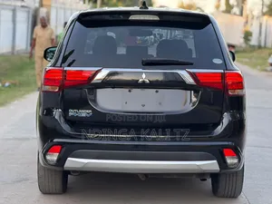 Mitsubishi Outlander PHEV 2015 Nyeusi