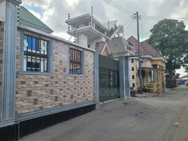 Nyumba ya Vyumba 6 vya Kulala yenye Samani kwa Ajili ya Kuuzwa Biriani Real Estate, Chamazi - 1