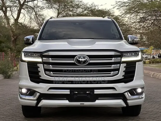 Toyota Land Cruiser LC300 2023 White - 1