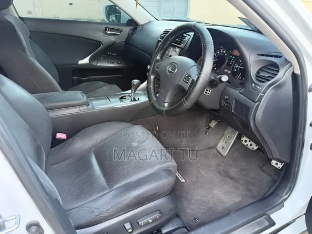 Toyota Lexcen 2010 White - 1
