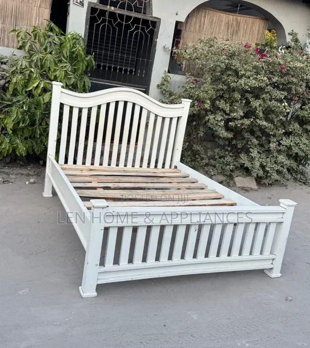 Bed 5/6 Wood, Clean Used - 1