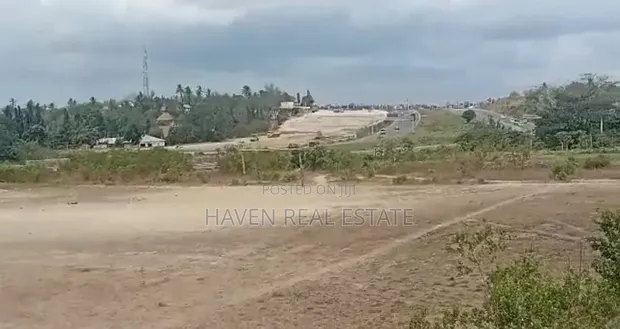 Eneo la Biashara Linauzwa Kiluvya - Linagusa Barabara Kuu - 1