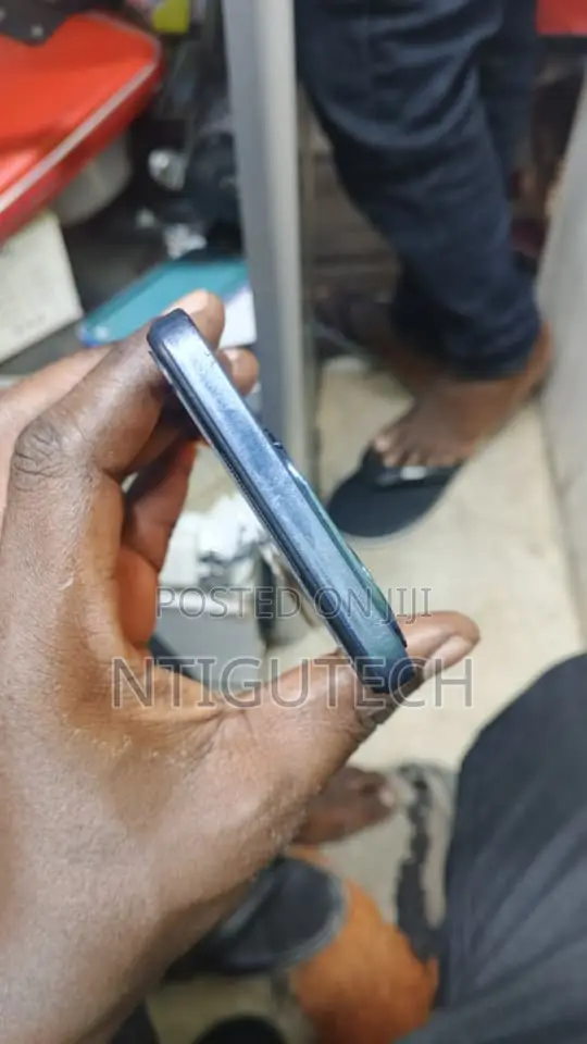 Infinix Hot 40i 256GB Bluu - 1
