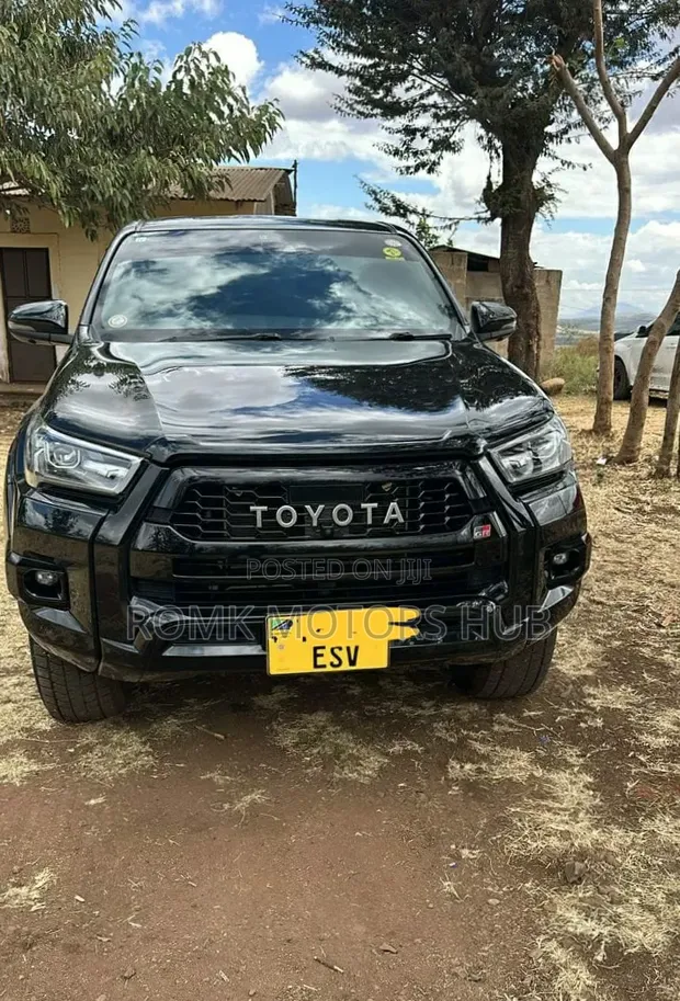 Toyota Hilux 2022 Nyeusi - 1