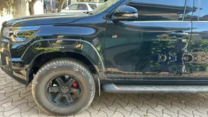 Toyota Hilux 2022 Nyeusi