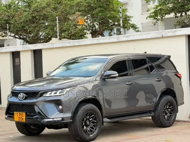 Toyota Fortuner 2023 Grey - 1