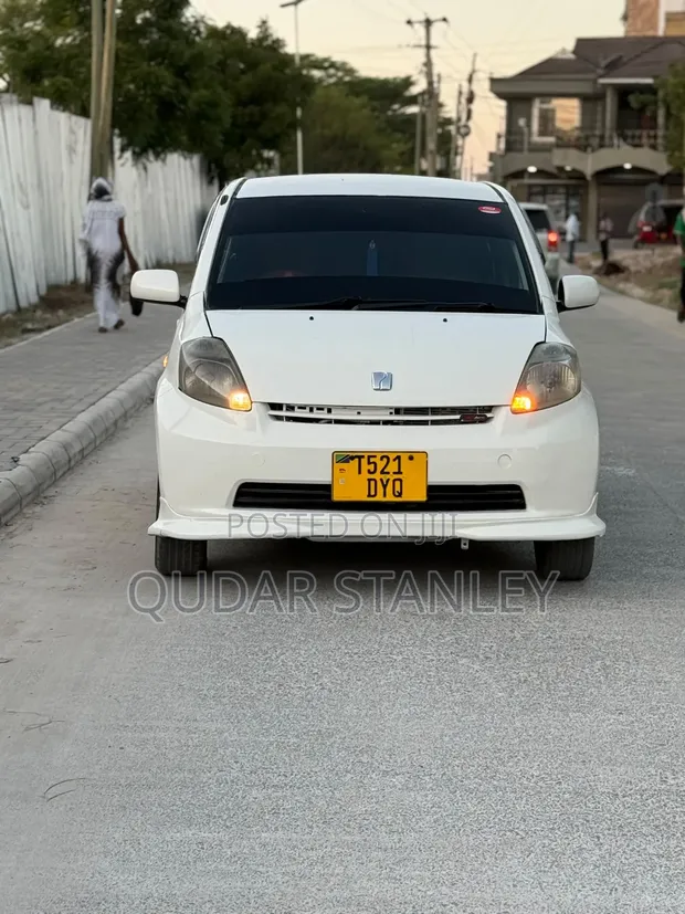 Toyota Passo 2004 Nyeupe - 1