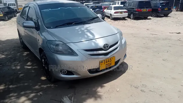 Toyota Belta 2004 Silver - 1