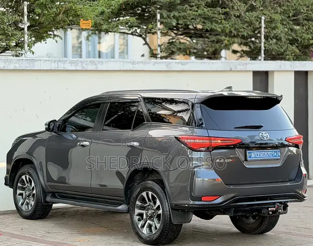 Toyota Fortuner 2023 Gray - 1