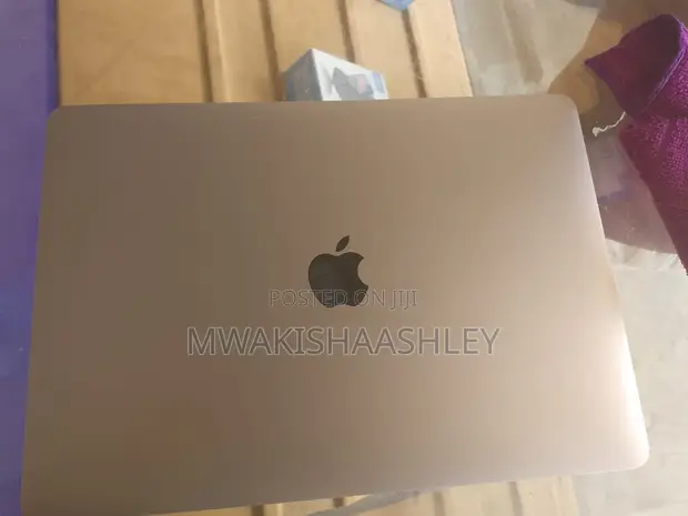 Apple MacBook Pro 2017 13.3" Core i5 8GB RAM 256GB SSD - 1
