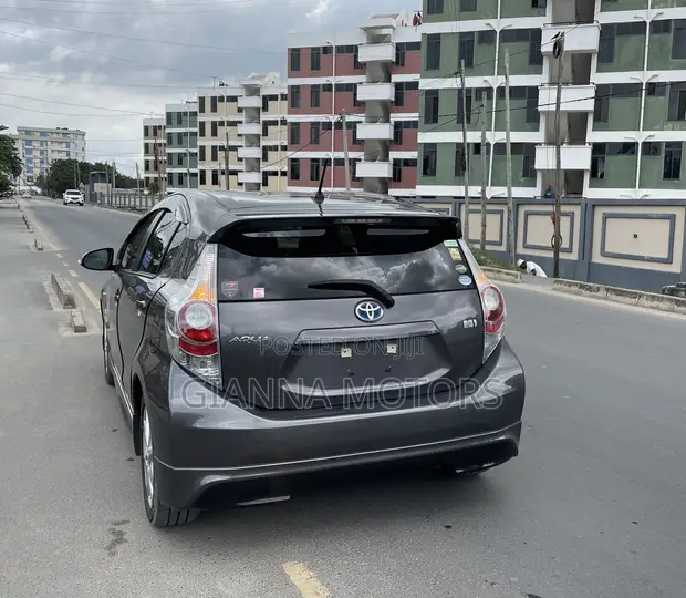 Toyota Aqua 2014 Gray - 1