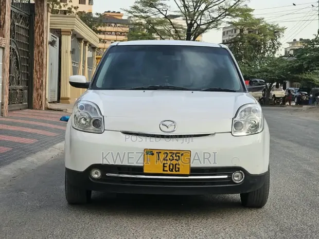 Mazda Verisa 2010 Nyeupe - 1