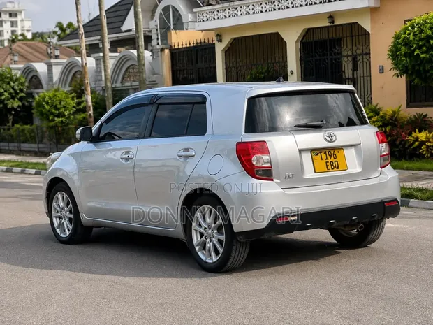 Toyota IST 2010 Silver - 1