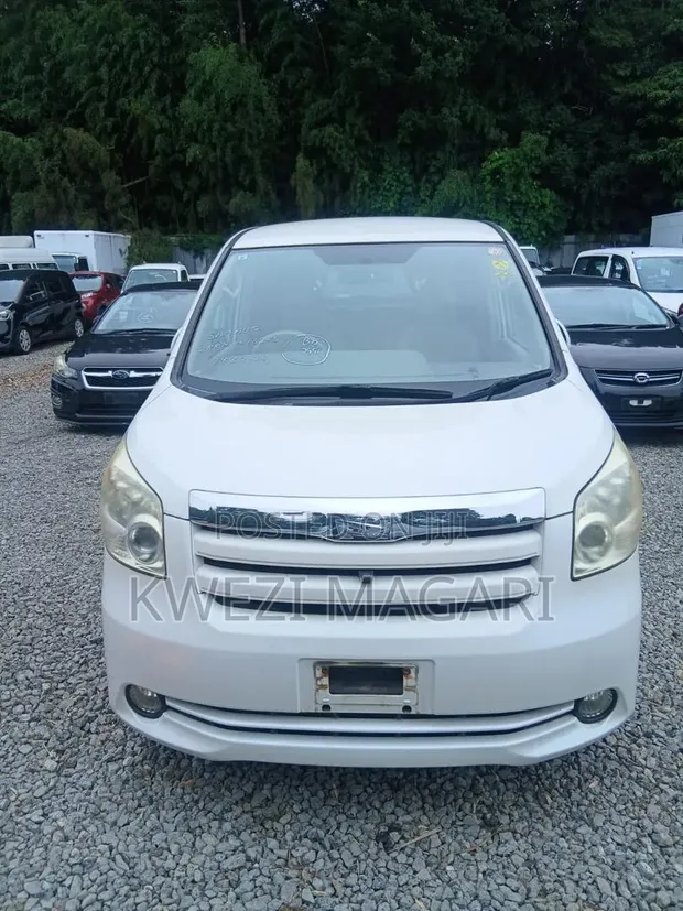 Toyota Noah 2008 - Nyeupe, Imeagizwa Nje - 1