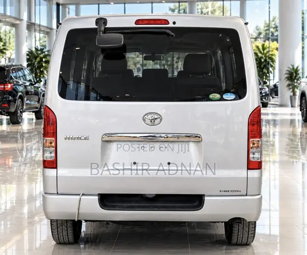 Toyota HiAce Quantum 2012 Nyeupe - 1