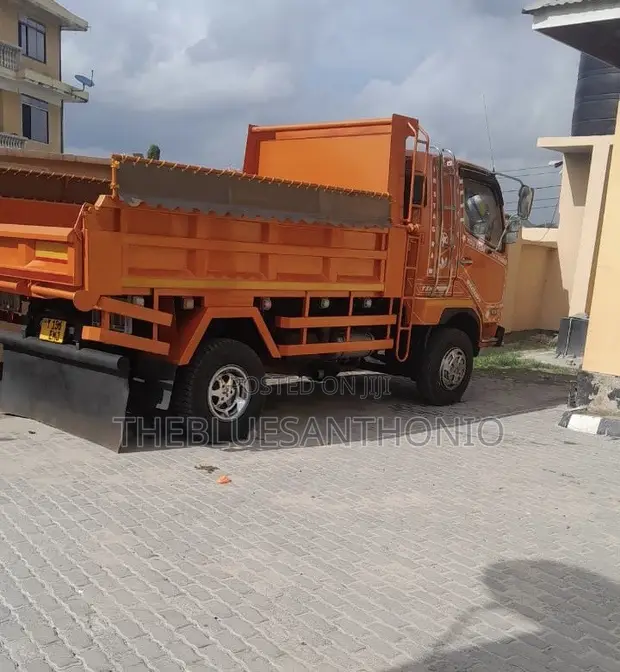 Mitsubishi Fuso Fighter Tipper Truck - 1