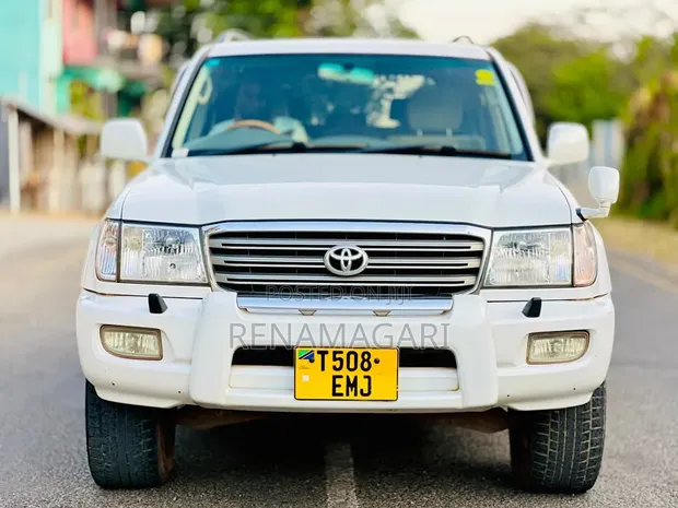 Toyota Land Cruiser 2002 White - 1