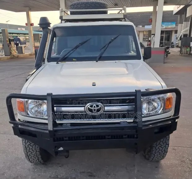 Toyota Land Cruiser LX 2013 White - 1