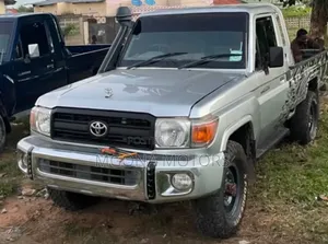 Toyota Land Cruiser Pickup 2001 Nyeupe
