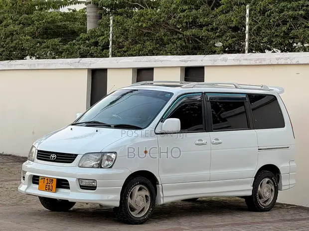 Toyota Noah 2004 White - 1