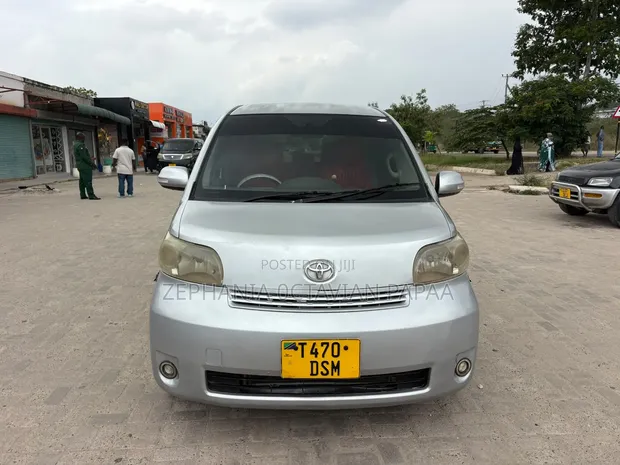 Toyota Porte 2004 Silver - 1