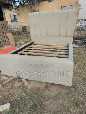 Kitanda cha Sofa Kipya - TZS 220,000