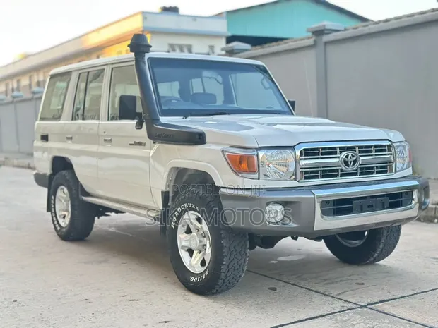 Toyota Land Cruiser LX 2011 Nyeupe - 1
