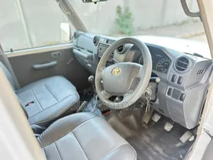 Toyota Land Cruiser LX 2011 Nyeupe