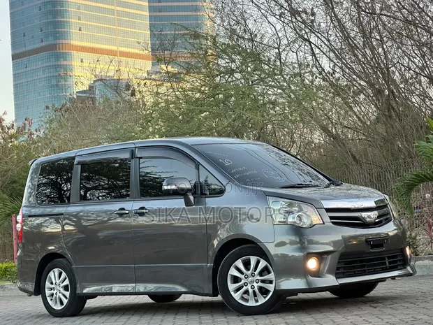 Toyota Noah 2011 - Gray - 1