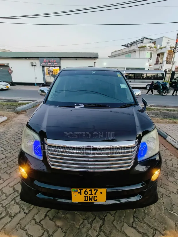Toyota Noah 2004 Nyeusi - 1