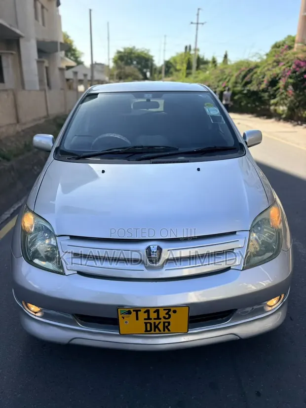 Toyota IST 2004 Nyeupe - 1