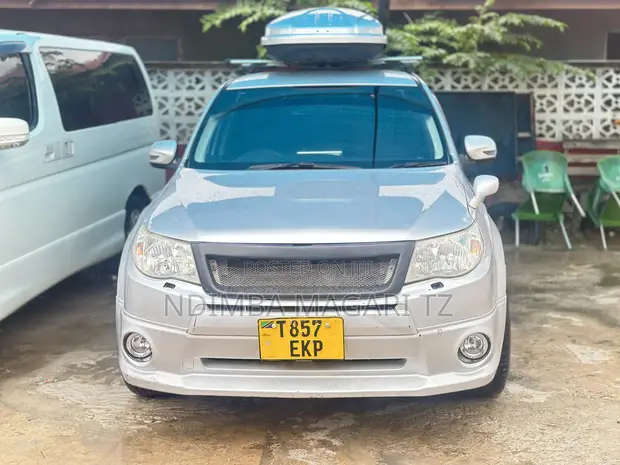 Subaru Forester 2010 Silver - 1