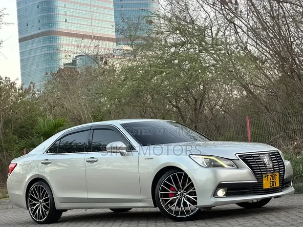 Toyota Crown Hybrid 2013 Silver - 1