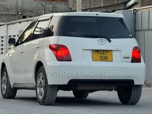 Toyota IST 2004 Nyeupe