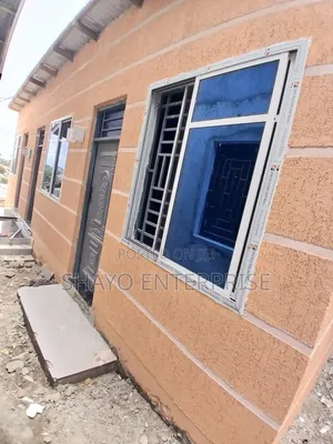 Ghorofa ya Vyumba 5 Iliyopambwa kwa Uuzaji Allen Estate, Maili Mmoja