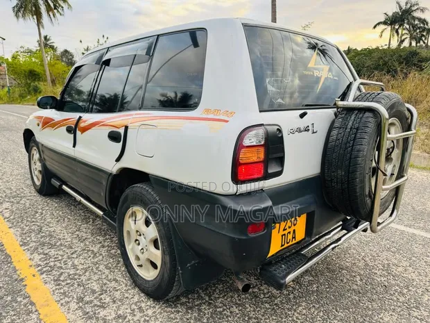 Toyota RAV4 2004 Nyeupe - 1
