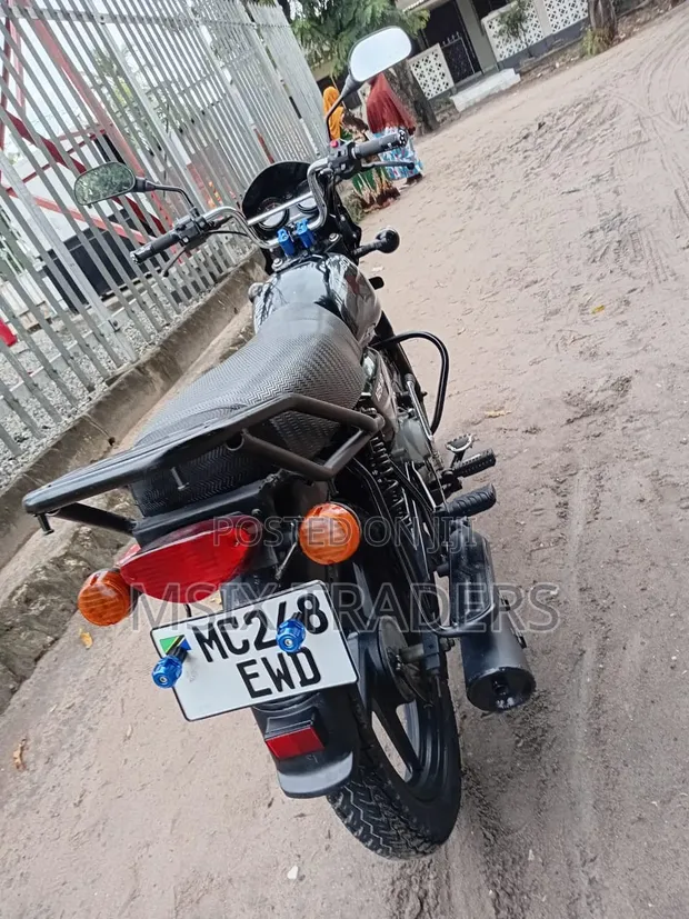 Bajaj Boxer 125 2025 Nyeusi - 1