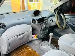 Toyota Vitz 2006 Nyeusi